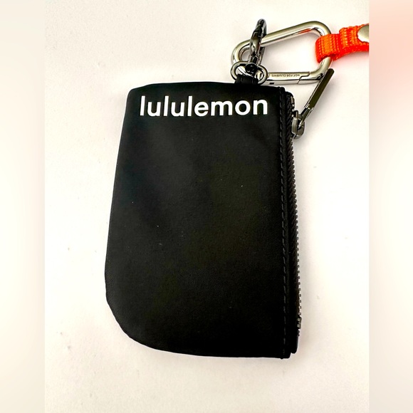 BNWOT Black w/white Lululemon sm clippable pouch & silicone clippable keychain - Picture 7 of 10